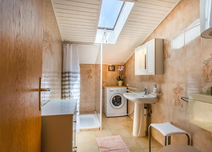 2 Bedroom Amazing In 아파트 Sečovlje